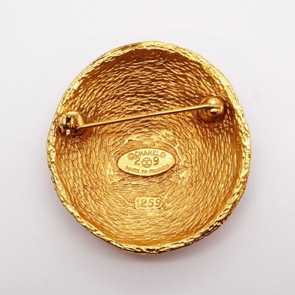 CHANEL Gold Logo Brooch - Picture 5 of 11